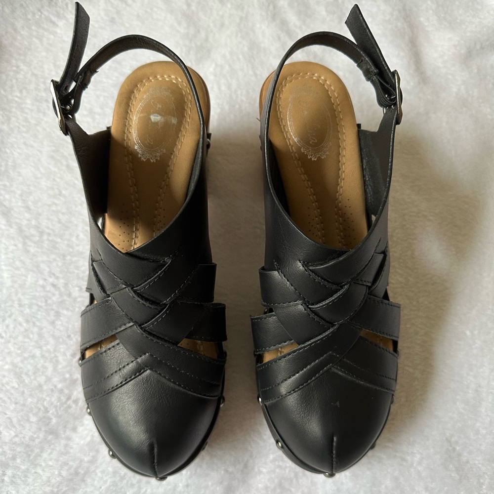 Black wedges